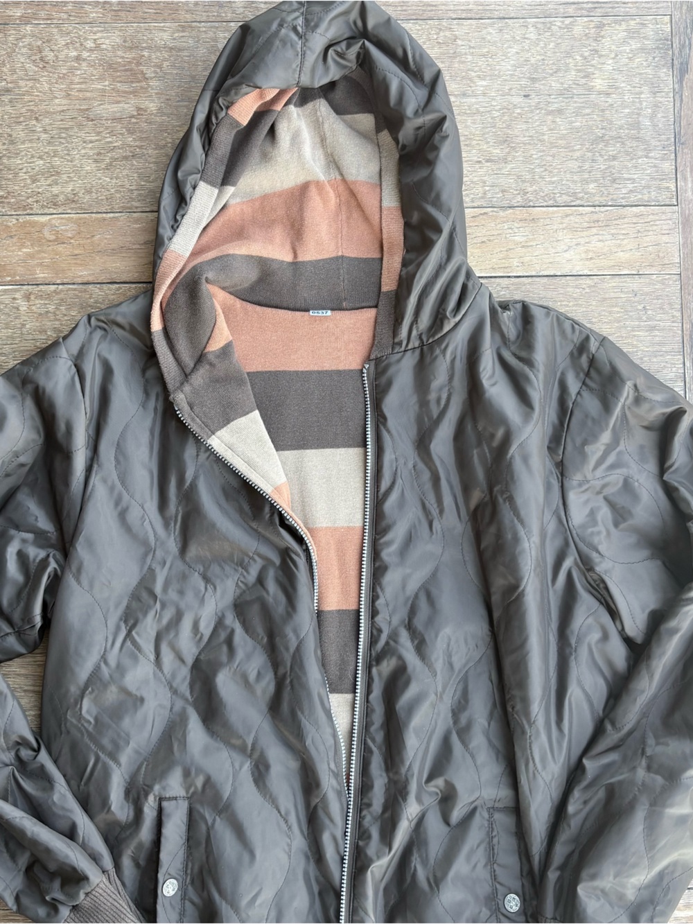 QuicksilverQuilted Hooded Jacket with Striped Liner - Olive & Coral. Size M 0537